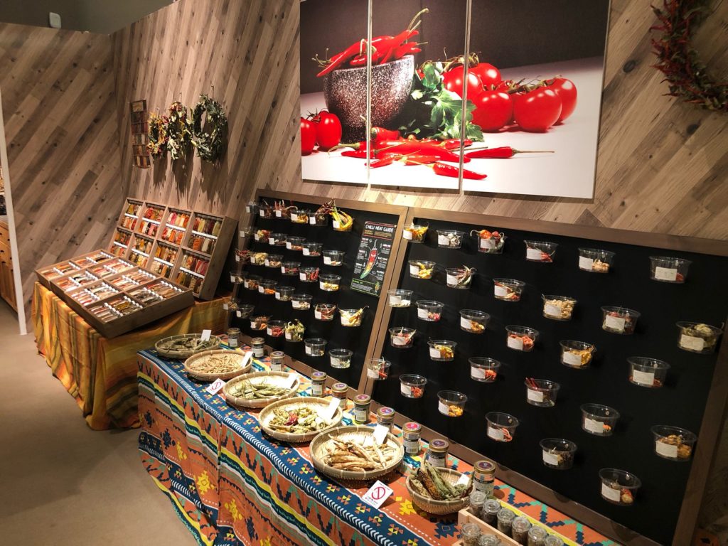 瓶詰、カップ、ざる。　様々な見せ方のスパイス